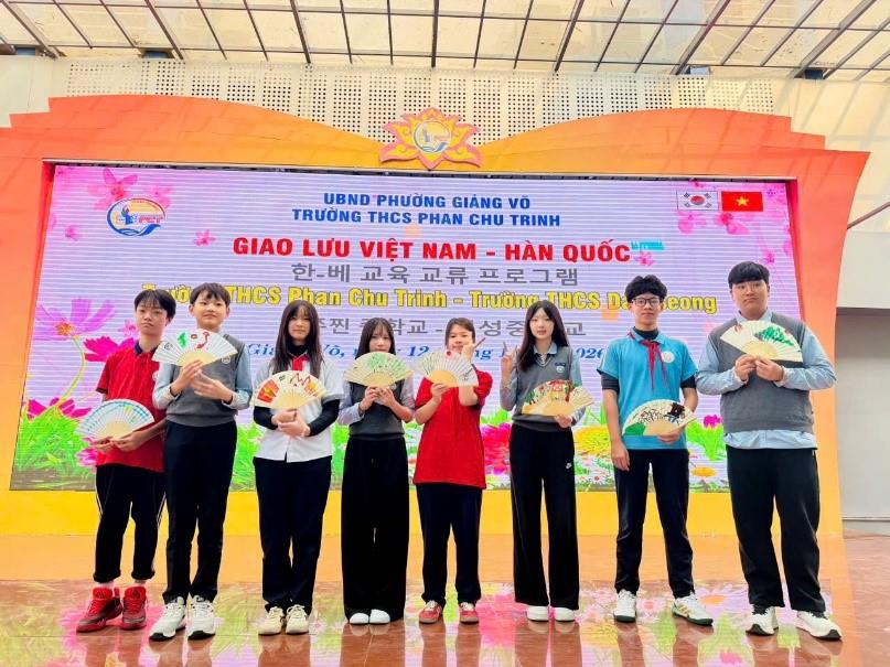 Từ lớp học đến hội nhập, những trải nghiệm đáng nhớ trong ngày giao lưu Việt – Hàn tại THCS Phan Chu Trinh