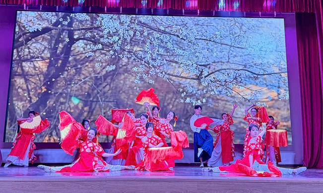 Đội văn nghệ trường THCS Phan Chu Trinh ghi dấu ấn tại “Ngày hội Ngôn ngữ và Giao lưu Văn hóa”