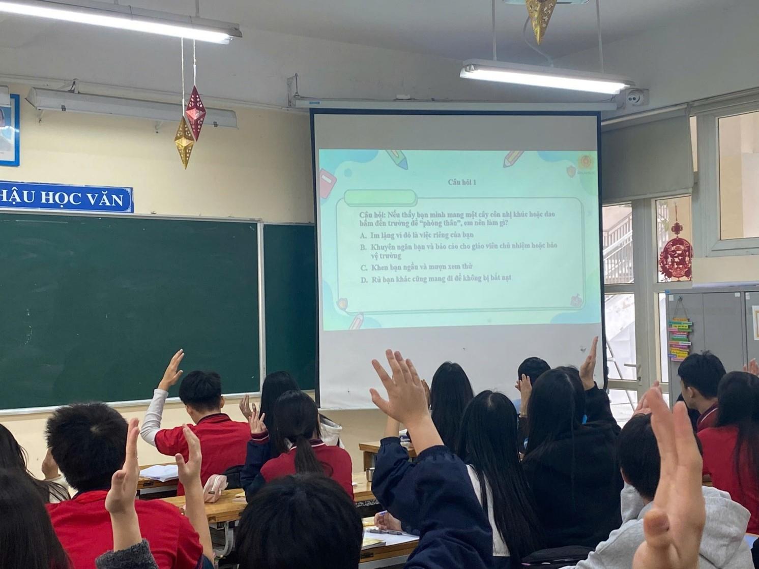 Tuyên truyền về quản lý vũ khí, vật liệu nổ trong giờ sinh hoạt lớp