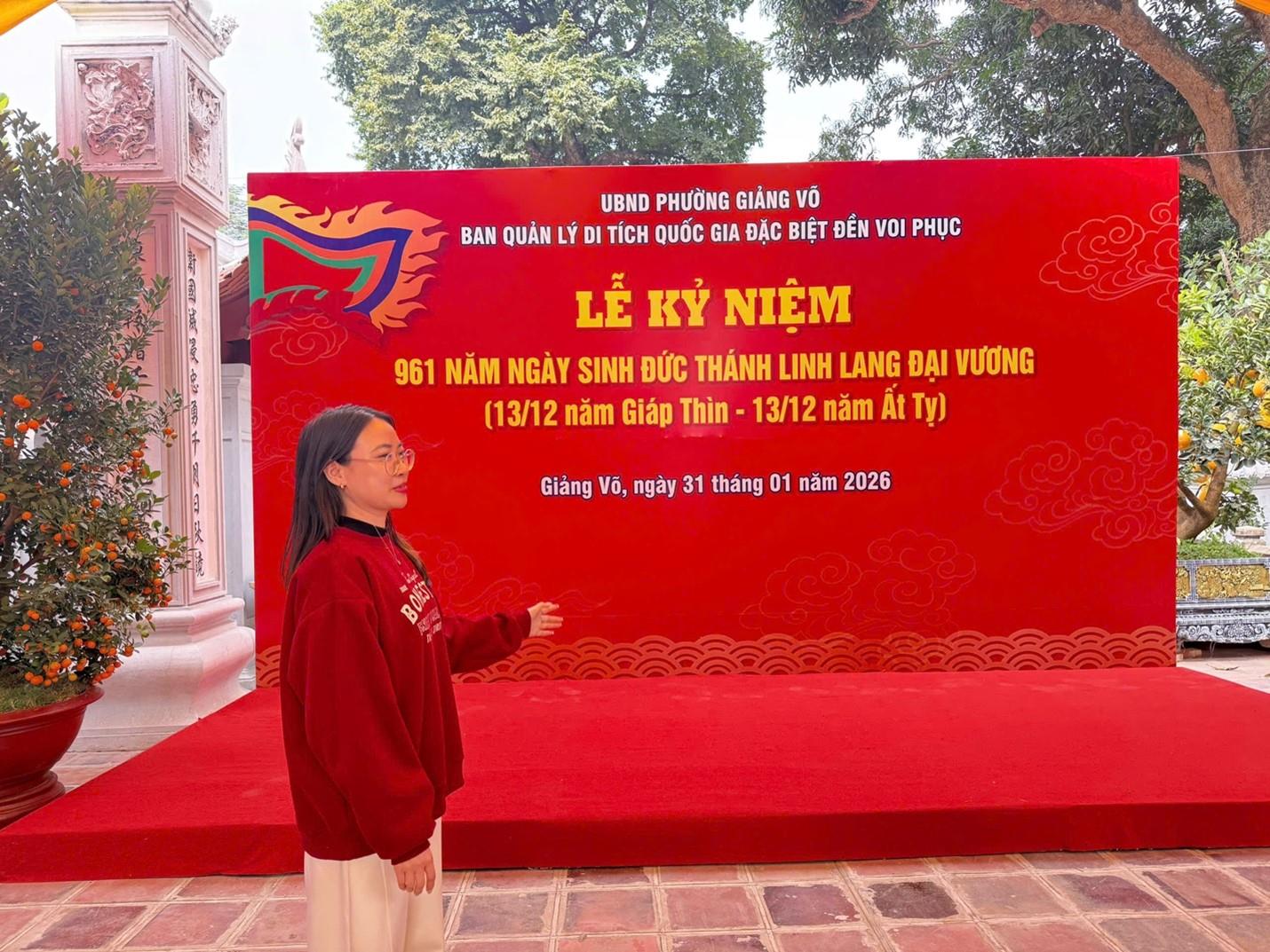 Cô giáo Nguyễn Thanh Hoa hướng dẫn, giới thiệu và thuyết minh về Đền Voi Phục