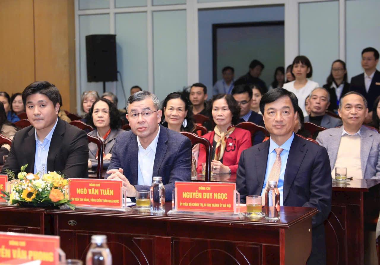 Thầy Nguyễn Trọng Phúc – Giáo viên trường THCS Phan Chu Trinh vinh dự tham gia hội nghị cử tri