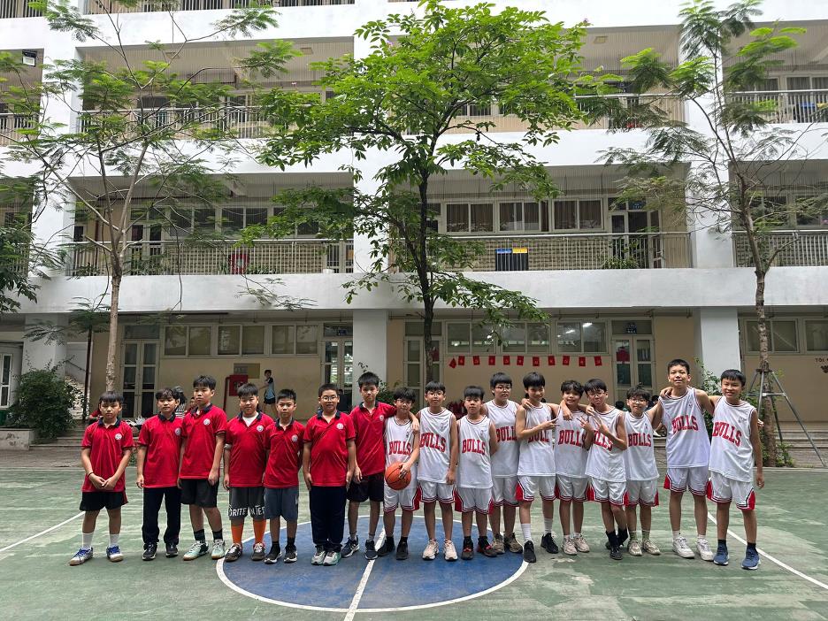 Trận bóng “cân não” giữa 6A6 và 6A5- Chiến thắng nghẹt thở khiến sân trường THCS Phan Chu Trinh bùng nổ