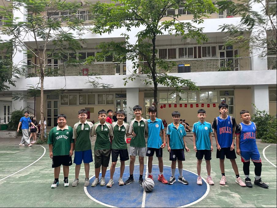 "Cơn Mưa" ghi điểm tại sân bóng rổ trường Phan Chu Trinh 7A12 thắng hủy diệt 28-0