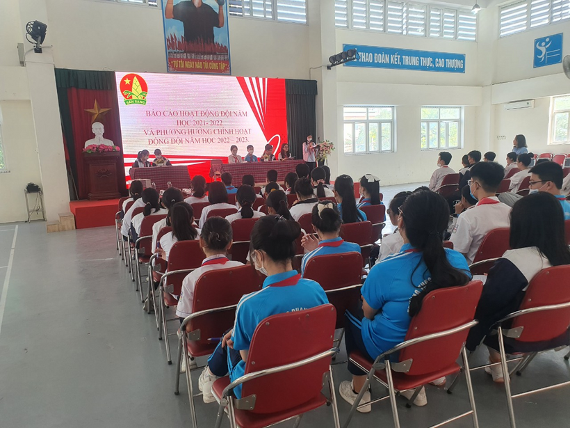 Ảnh có chứa văn bản, người, con người, nhóm

Mô tả được tạo tự động