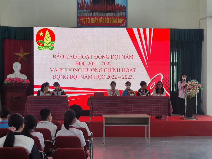 Ảnh có chứa văn bản, người, trong nhà, con người

Mô tả được tạo tự động