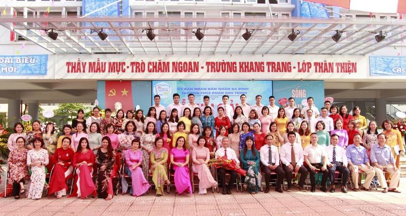 A large group of people posing for a photo

Description automatically generated with medium confidence