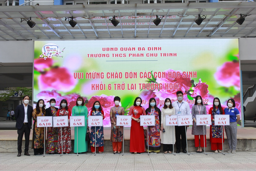 A group of people holding signs

Description automatically generated