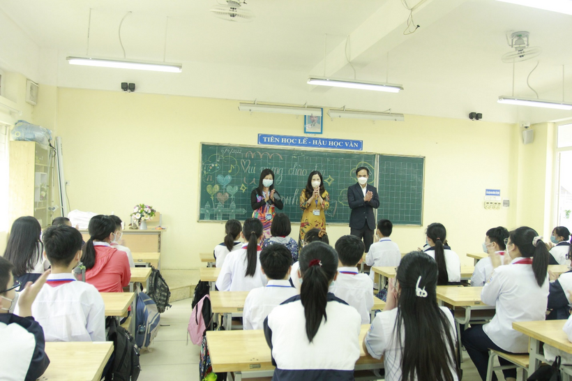 A group of people in a classroom

Description automatically generated with medium confidence
