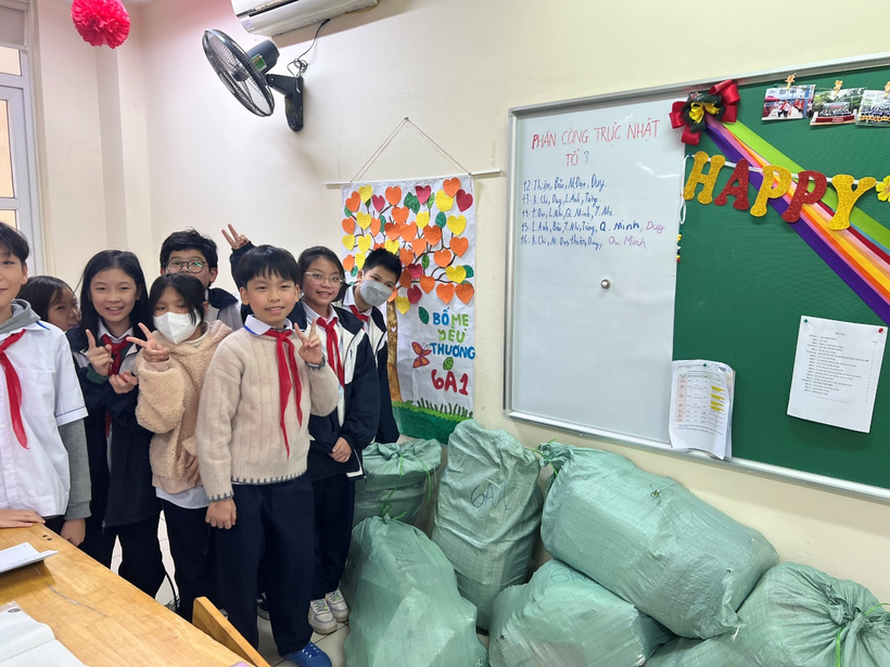 A group of children posing for a photo

Description automatically generated with medium confidence