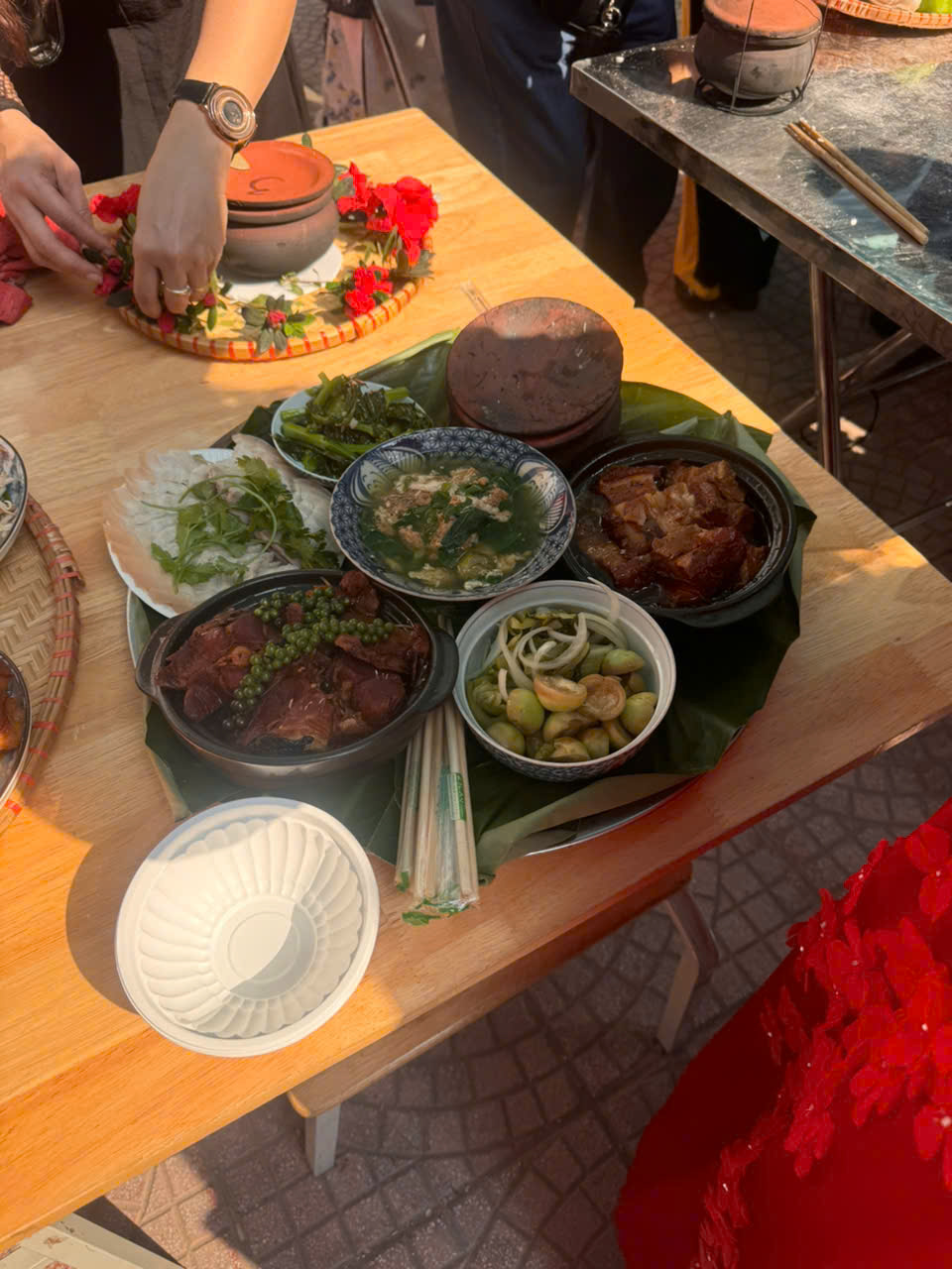 A table with food on it

Description automatically generated