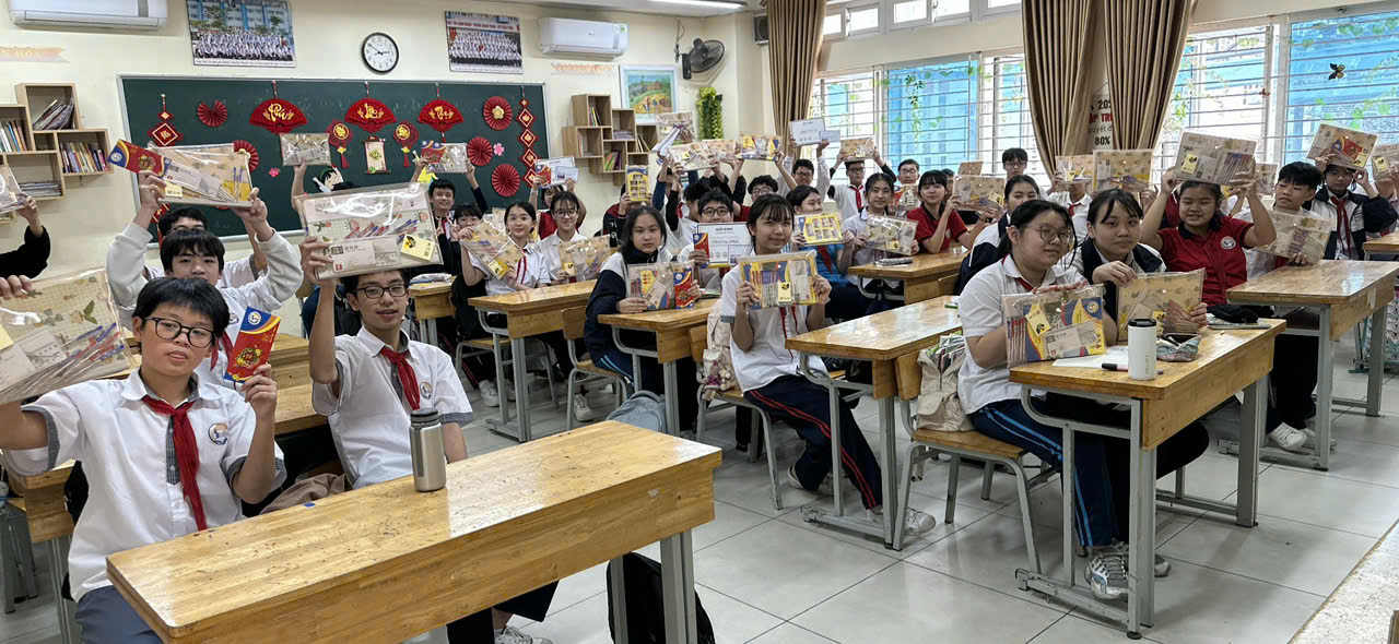A group of people in a classroom

Description automatically generated