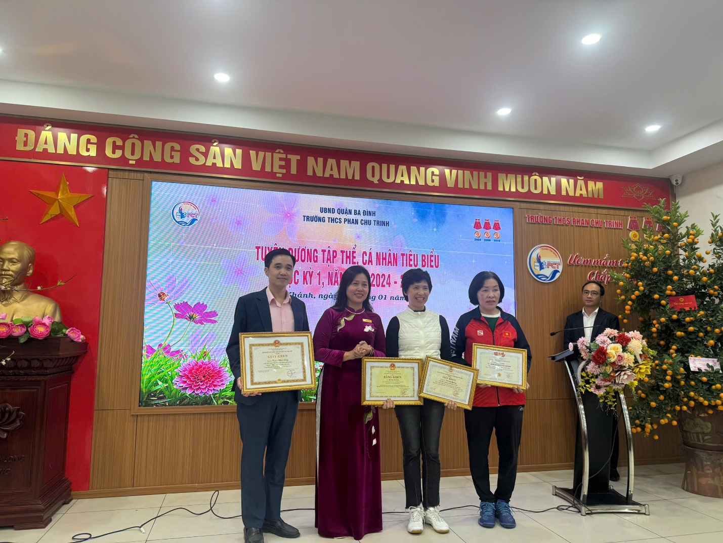 A group of people holding certificates

AI-generated content may be incorrect.