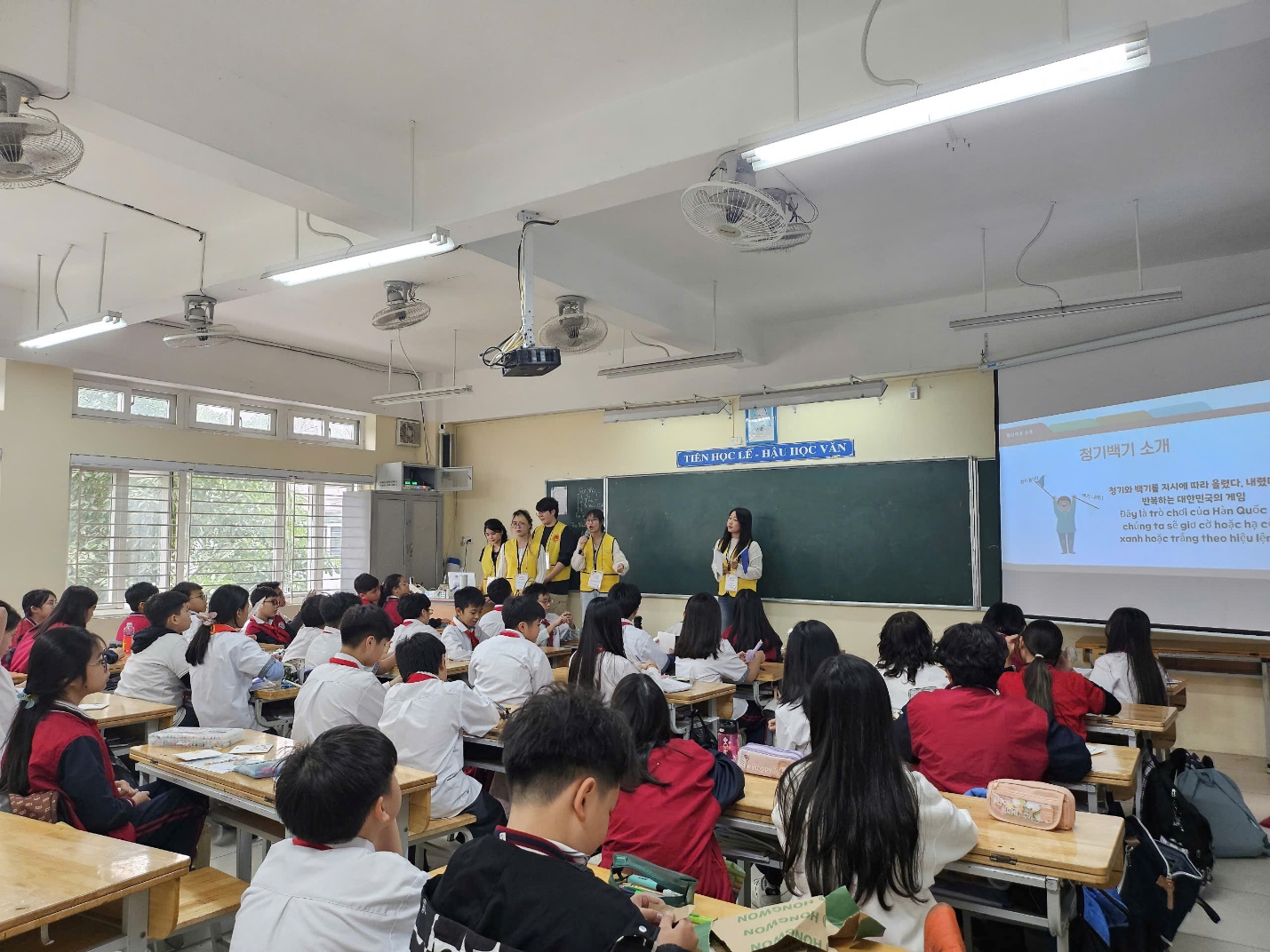 A group of students in a classroom

Description automatically generated
