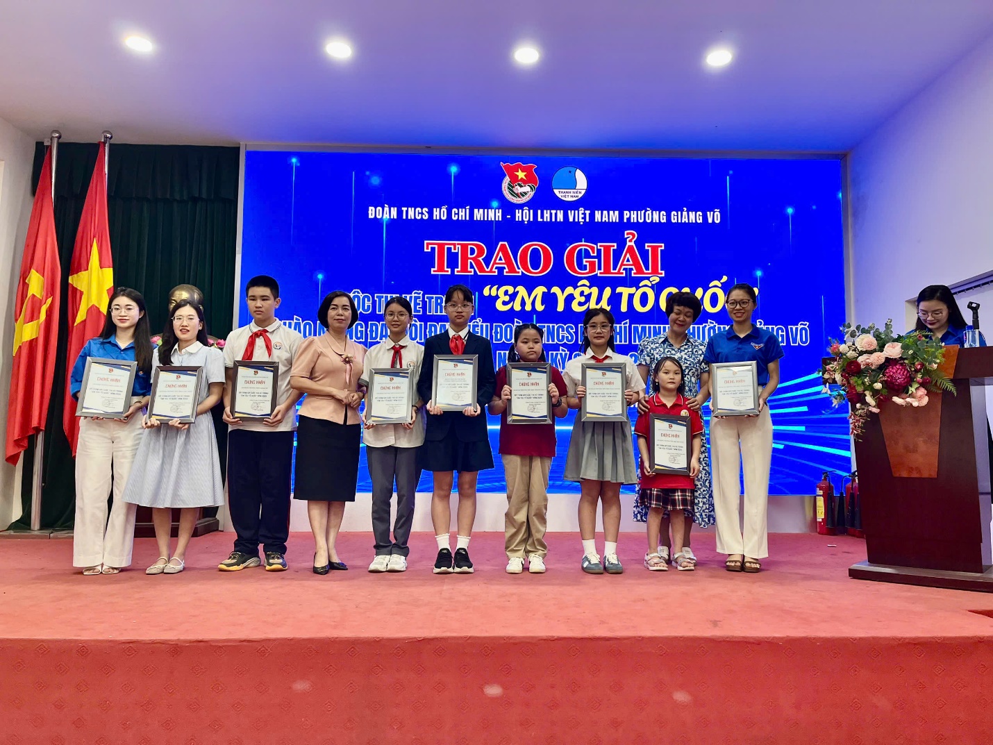 A group of people holding certificates
AI-generated content may be incorrect.