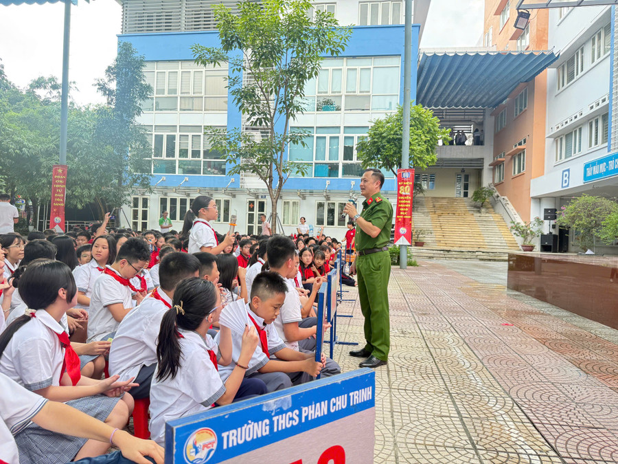 Trung tá Đinh Thành An, giảng viên Học viện Cảnh sát nhân dân chia sẻ với học sinh về các chiêu trò lừa đảo.
