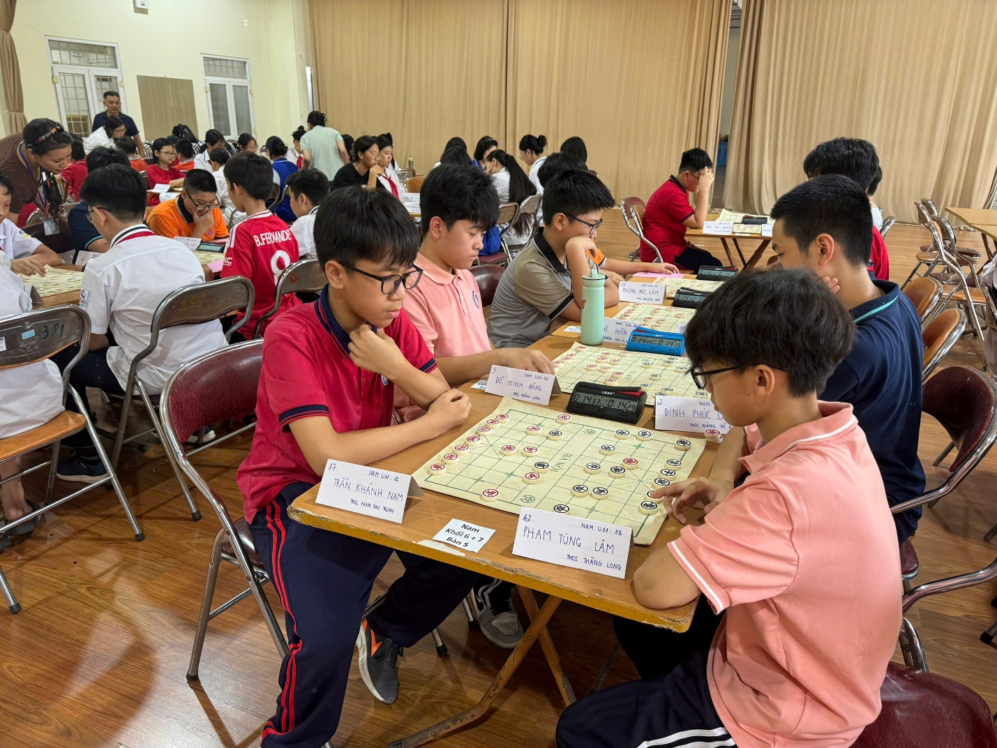 A group of people sitting at a table playing a game
AI-generated content may be incorrect.