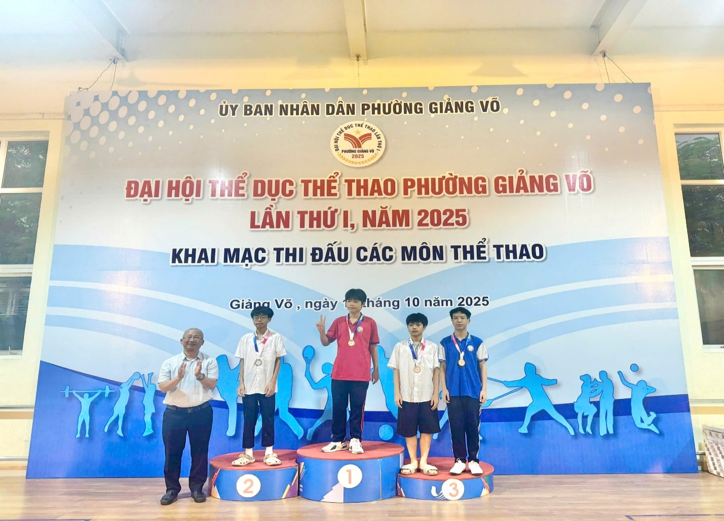 A group of people standing on a stage
AI-generated content may be incorrect.