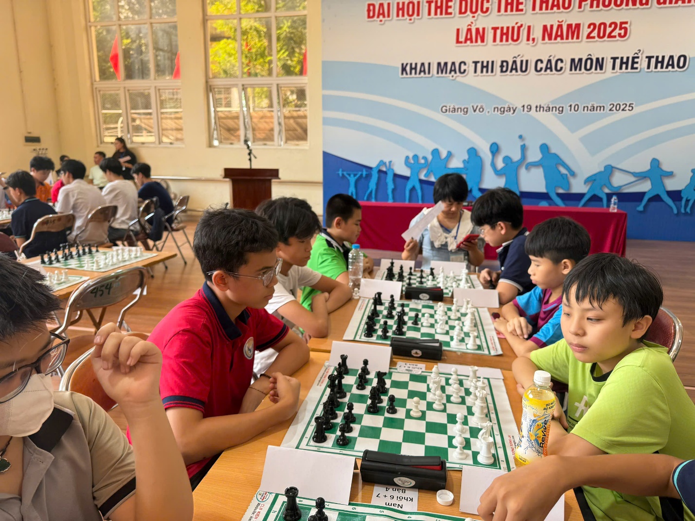 A group of kids playing chess
AI-generated content may be incorrect.