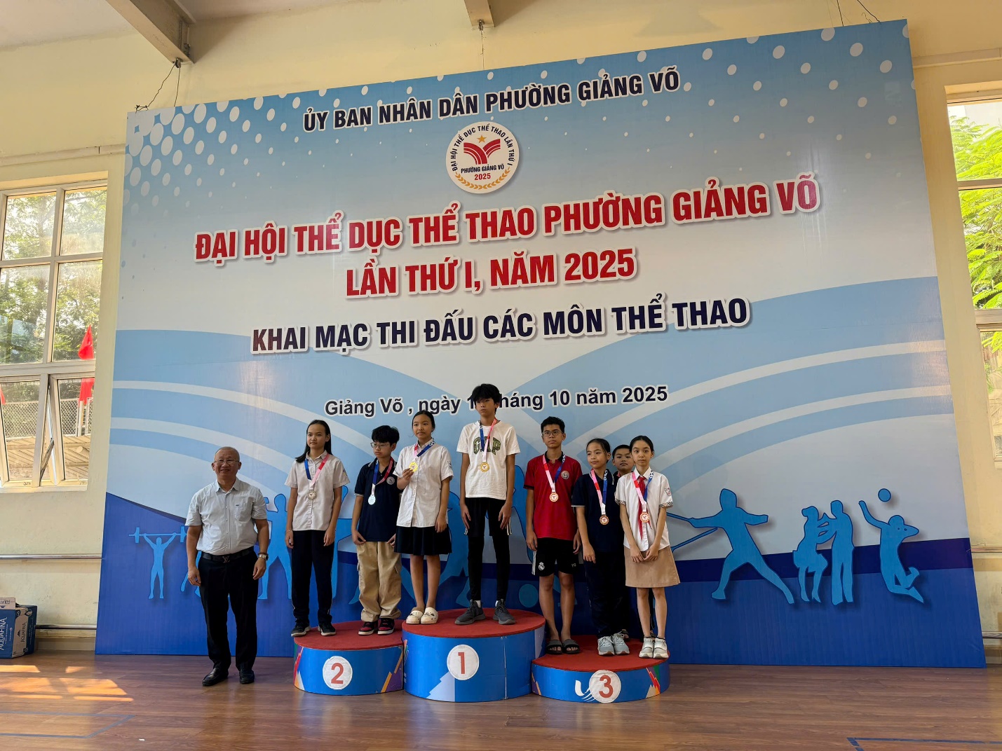 A group of people standing on a podium
AI-generated content may be incorrect.