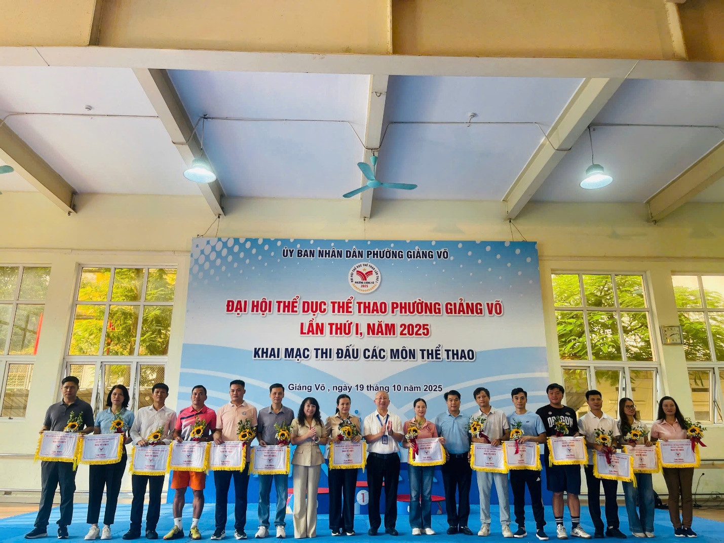 A group of people holding certificates
AI-generated content may be incorrect.