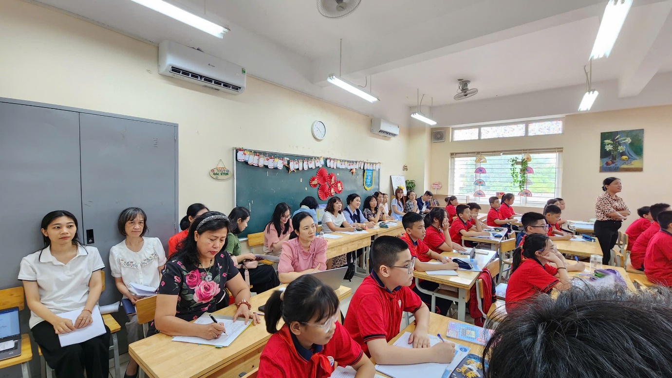 A group of people in a classroom

AI-generated content may be incorrect.