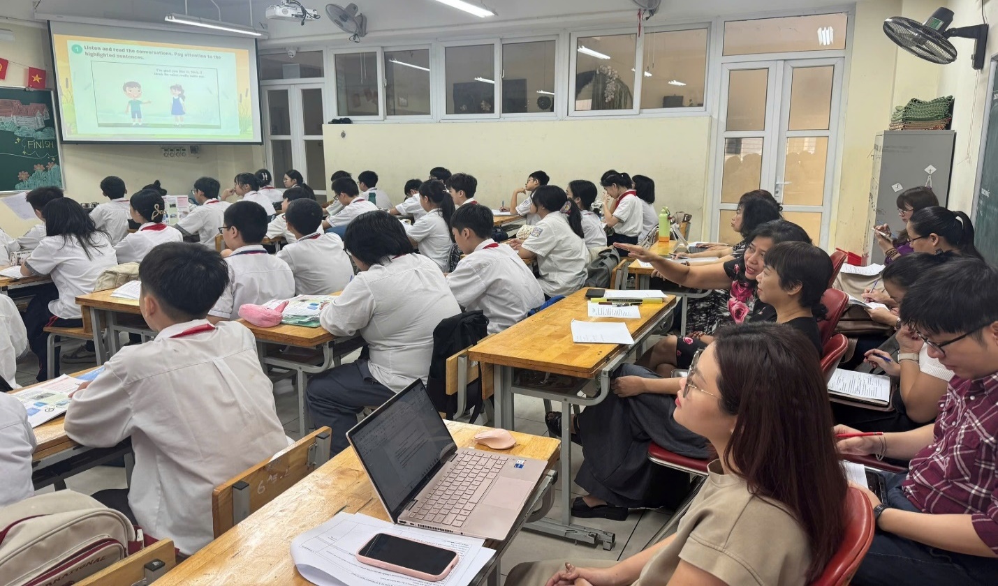 A group of people in a classroom

AI-generated content may be incorrect.