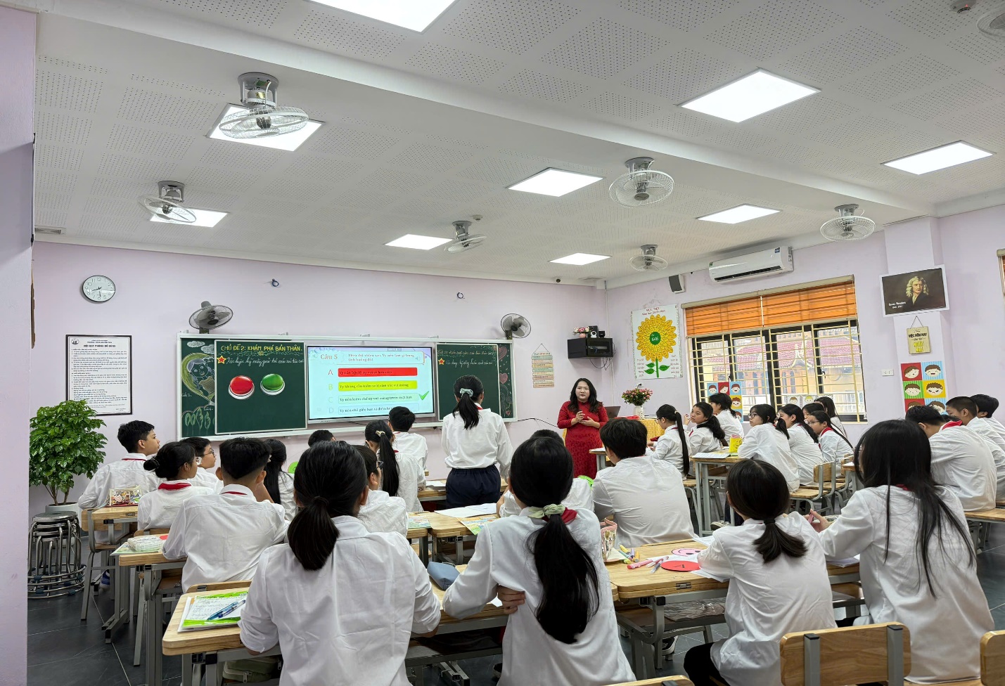 A group of students in a classroom

AI-generated content may be incorrect.