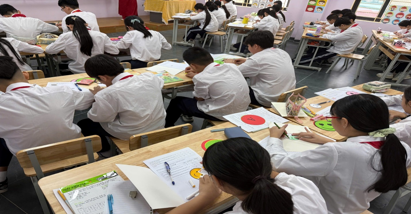 A group of students in a classroom

AI-generated content may be incorrect.