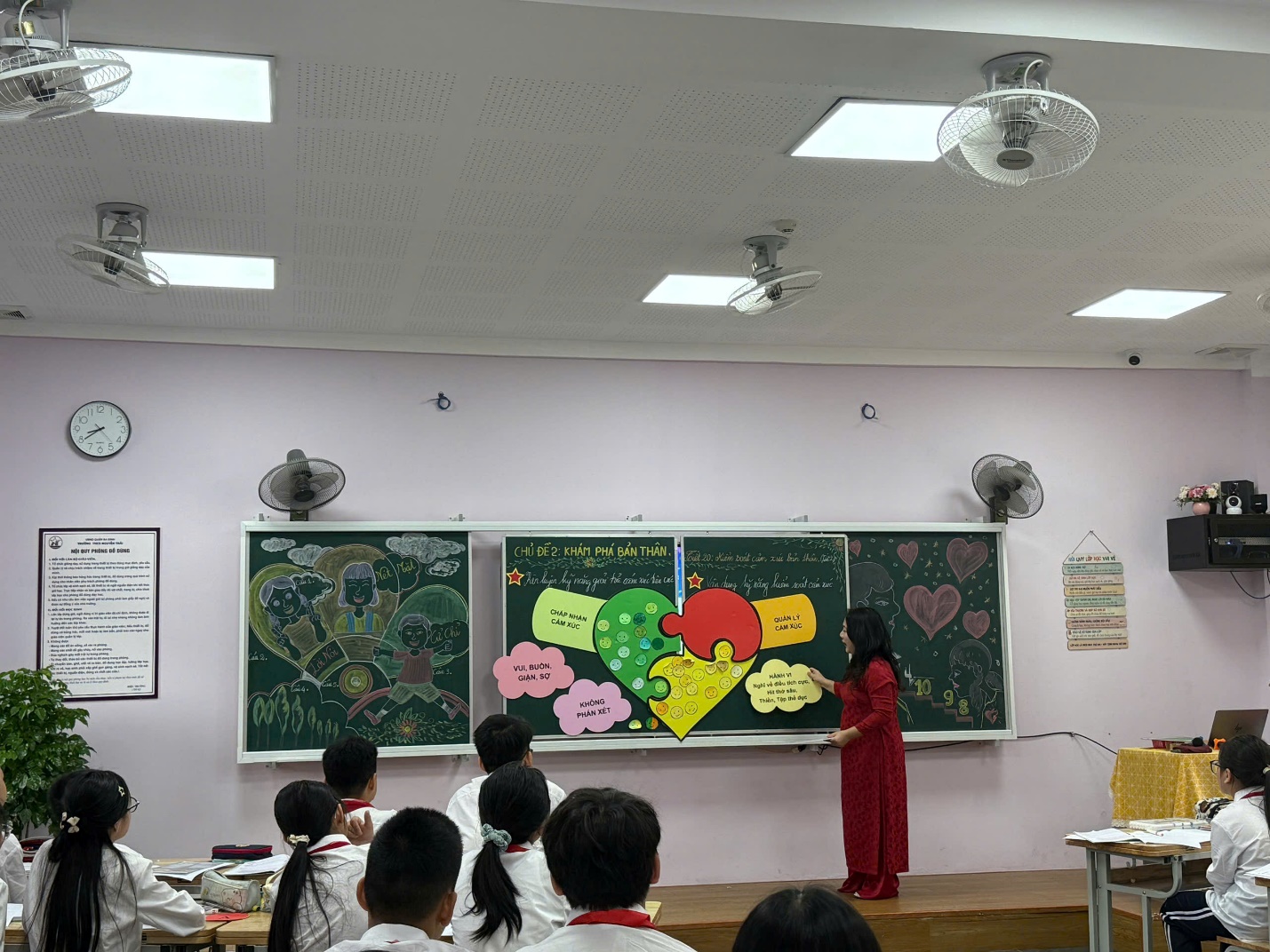 A group of children in a classroom

AI-generated content may be incorrect.