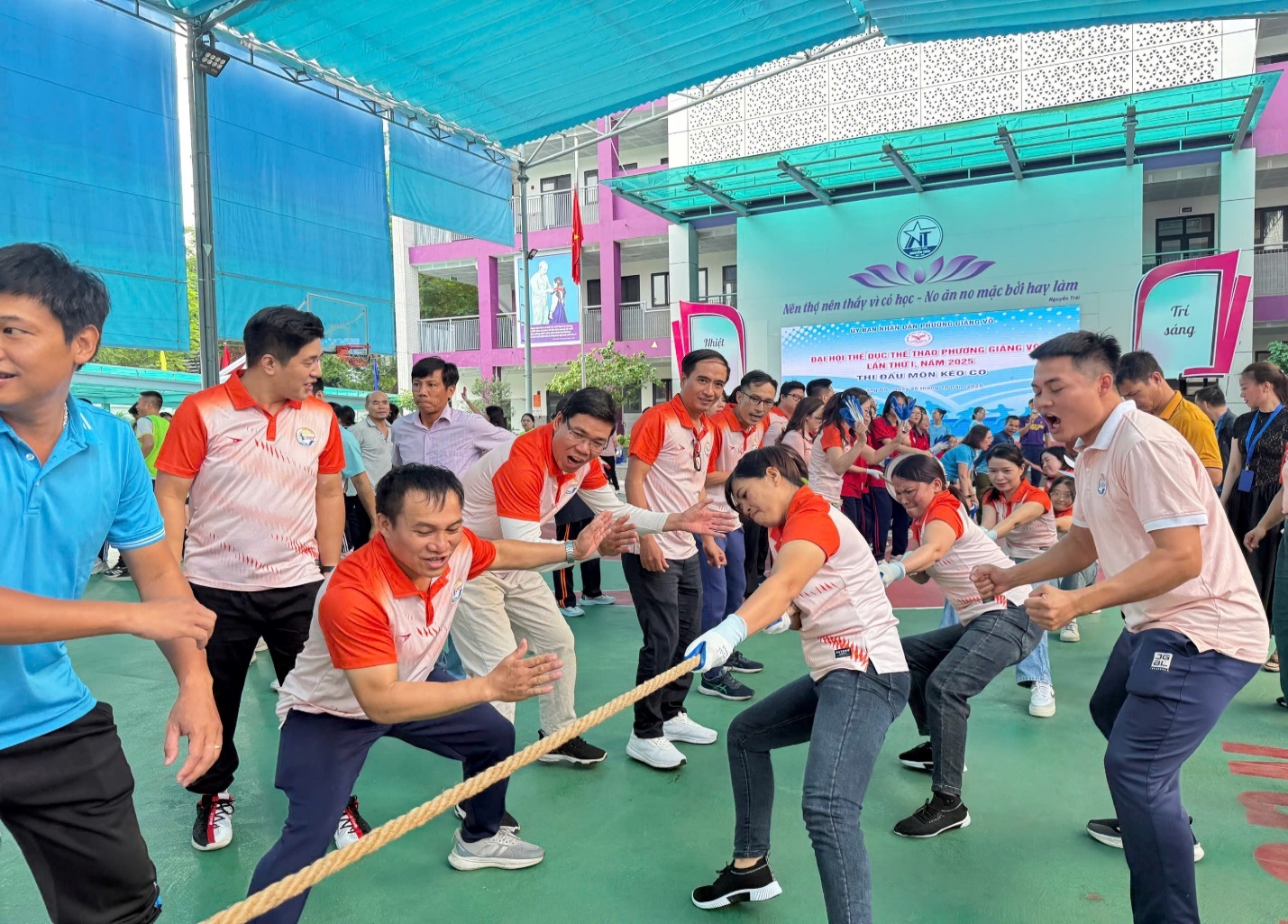 A group of people playing tug of war
AI-generated content may be incorrect.