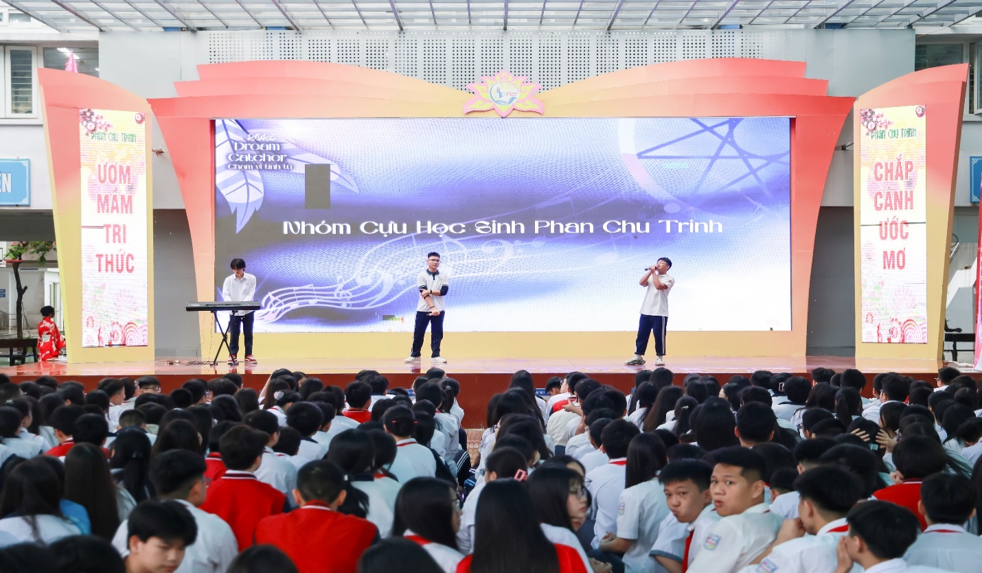 A group of people on a stage
AI-generated content may be incorrect.