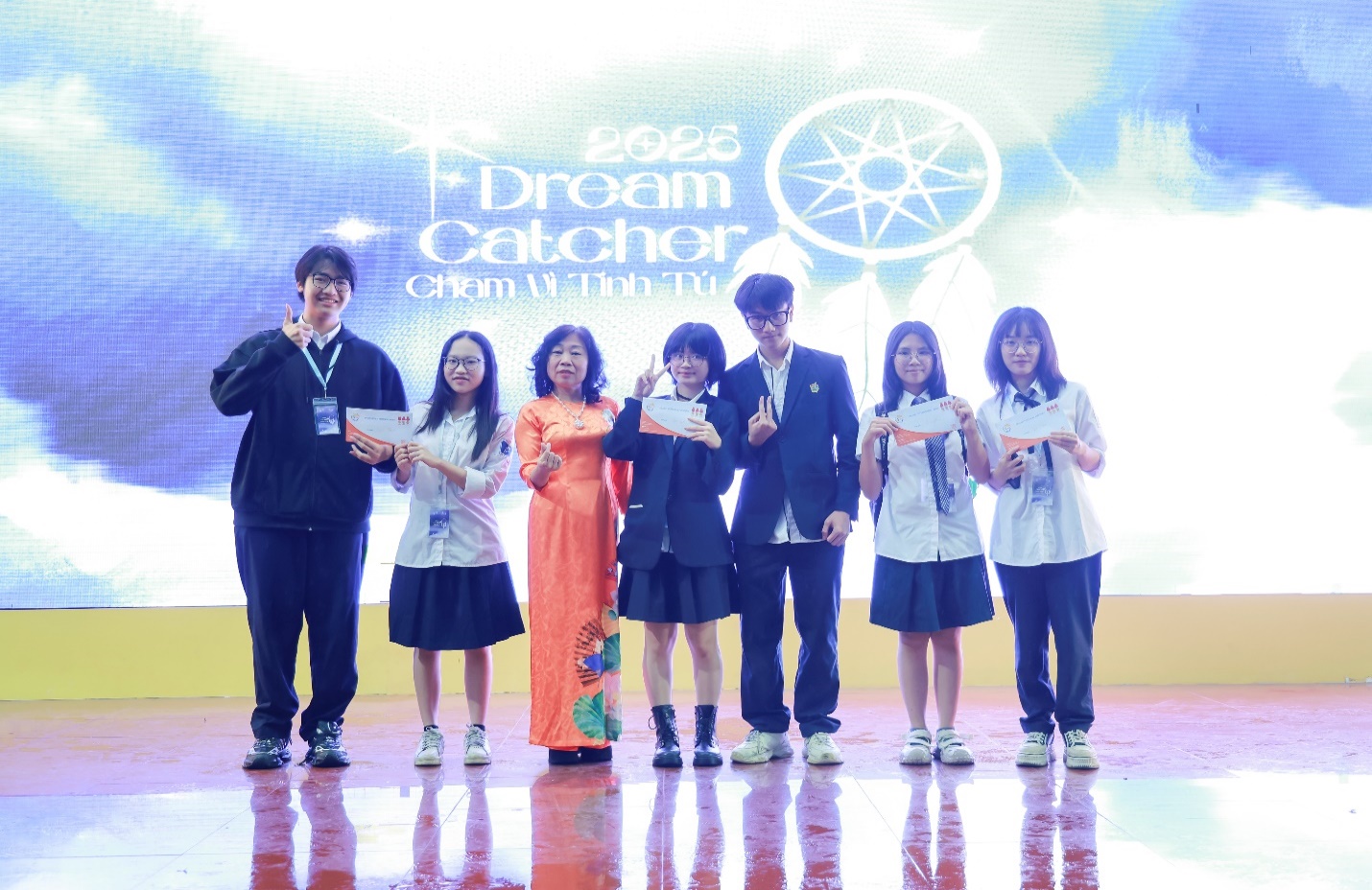 A group of people standing on a stage
AI-generated content may be incorrect.