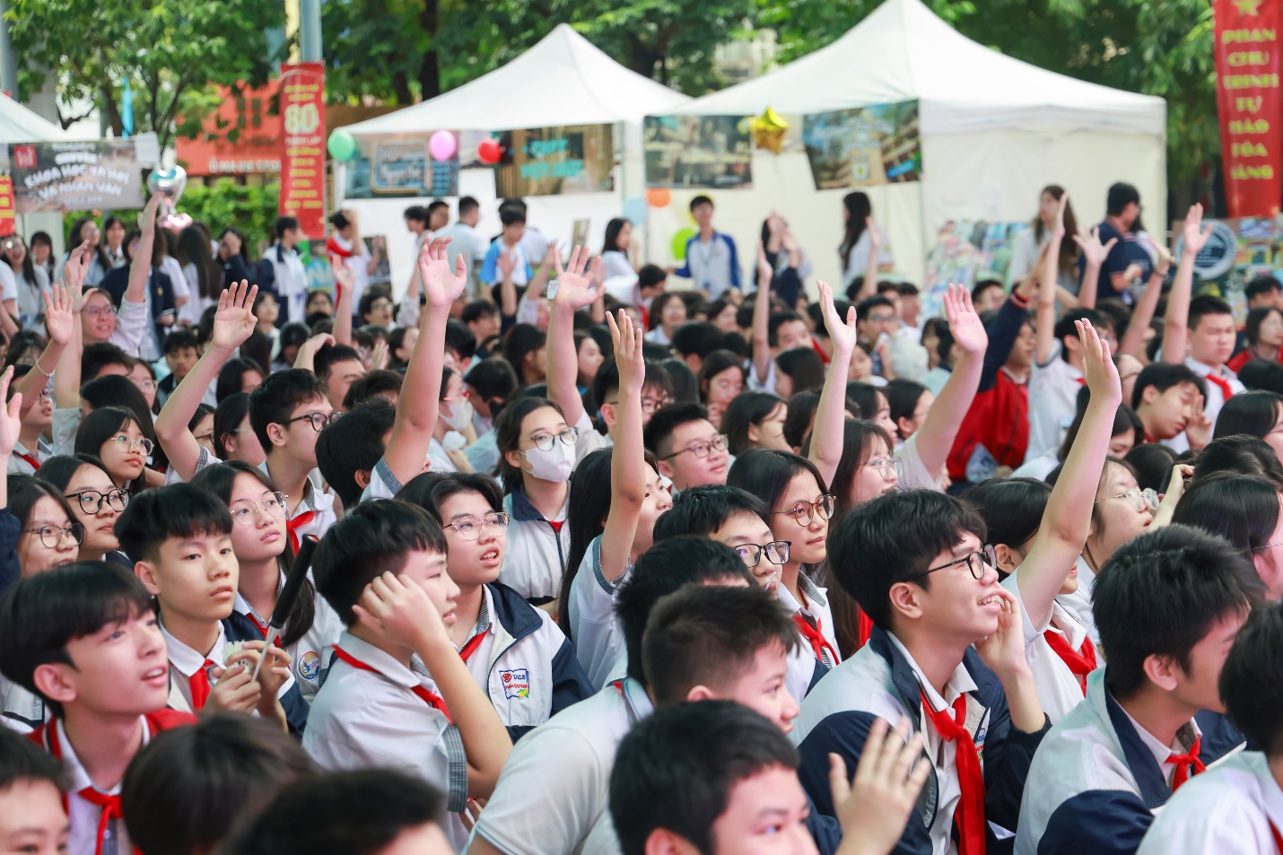 A group of people raising their hands
AI-generated content may be incorrect.