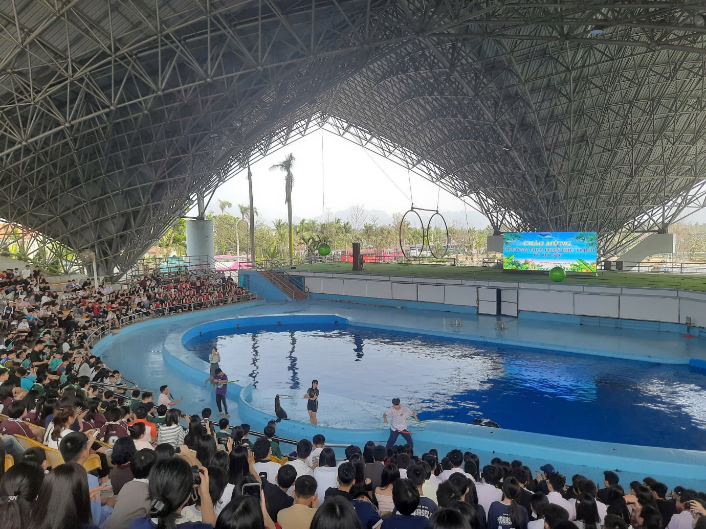 A large crowd of people in a stadium

AI-generated content may be incorrect.