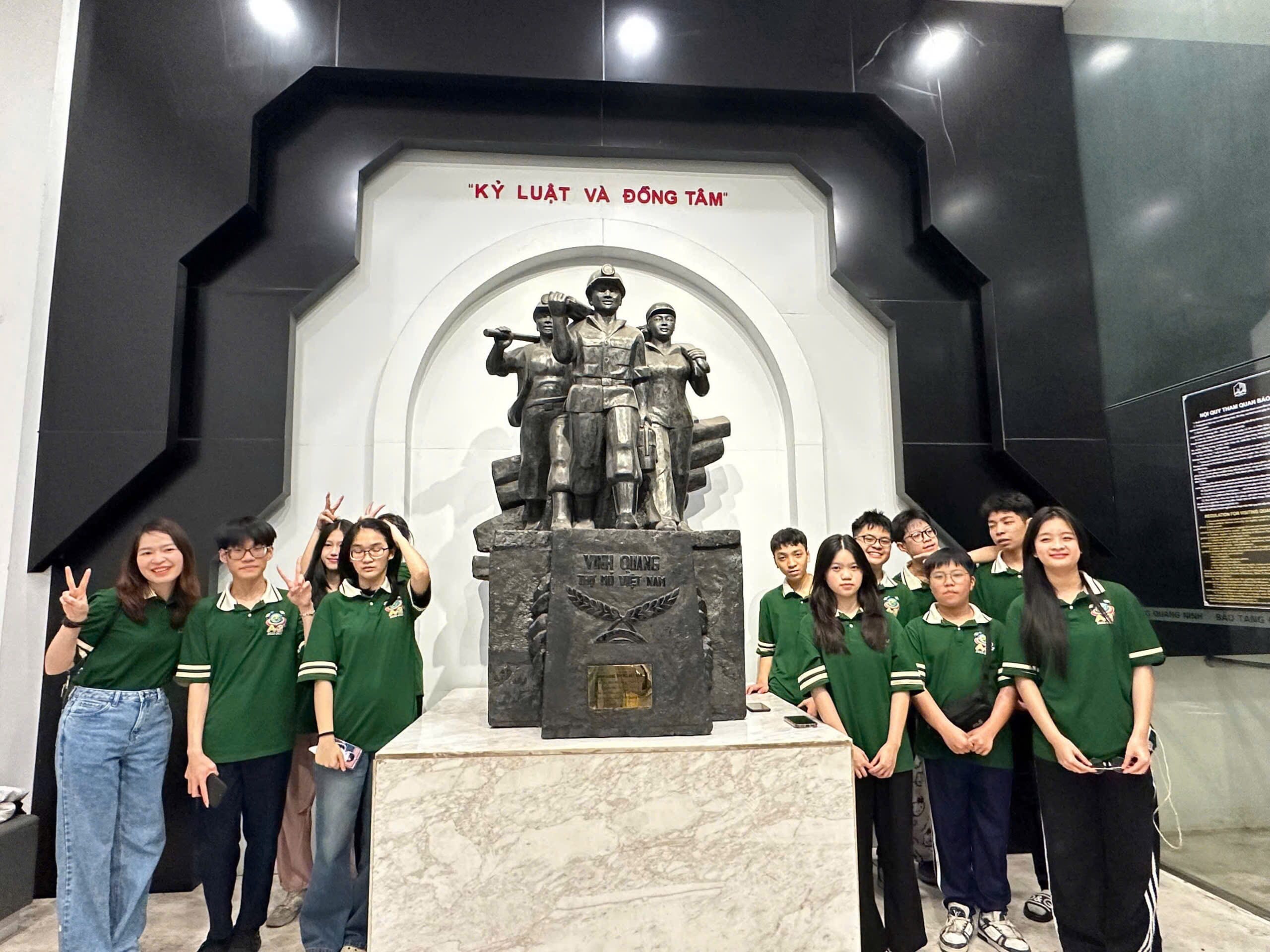 A group of people standing in front of a statue

AI-generated content may be incorrect.
