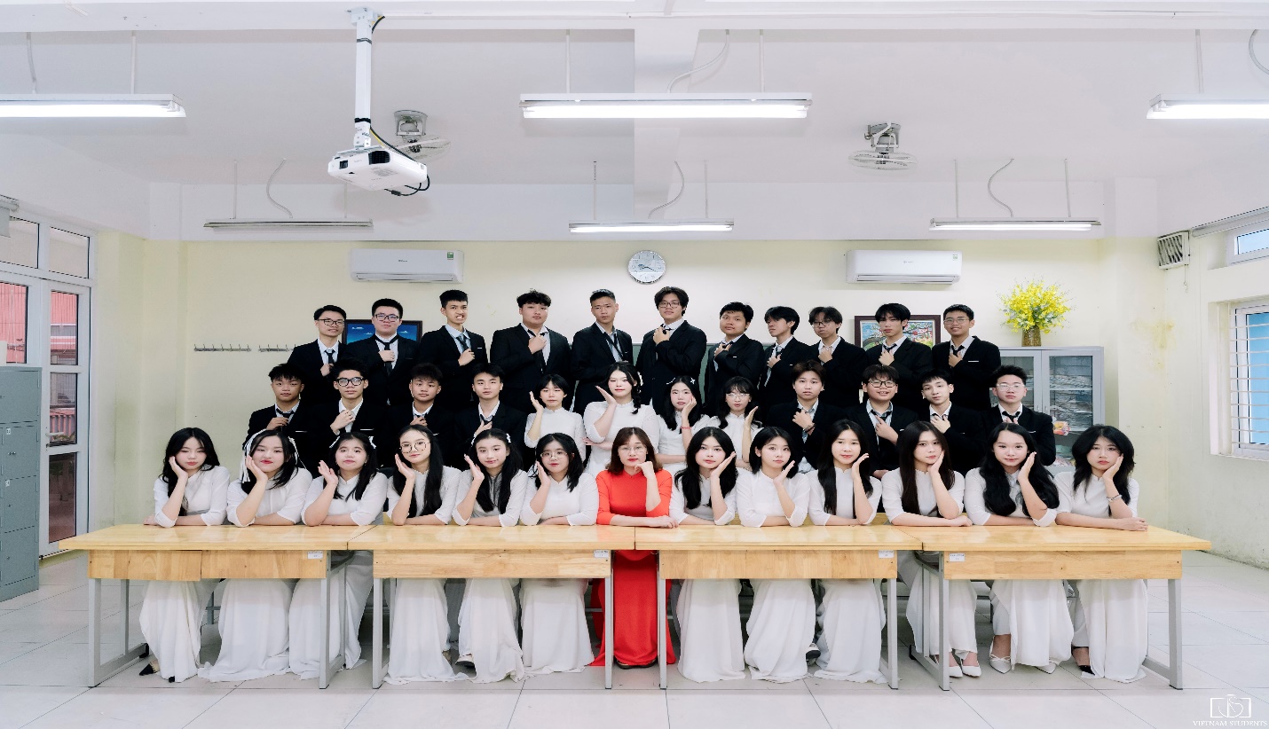 A group of people in formal attire

AI-generated content may be incorrect.