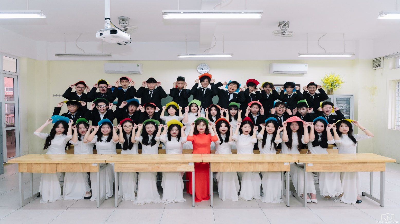 A group of people in a classroom

AI-generated content may be incorrect.