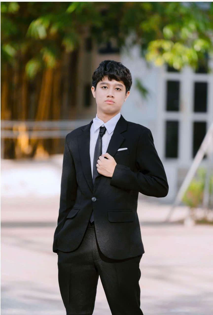A person in a suit

Description automatically generated