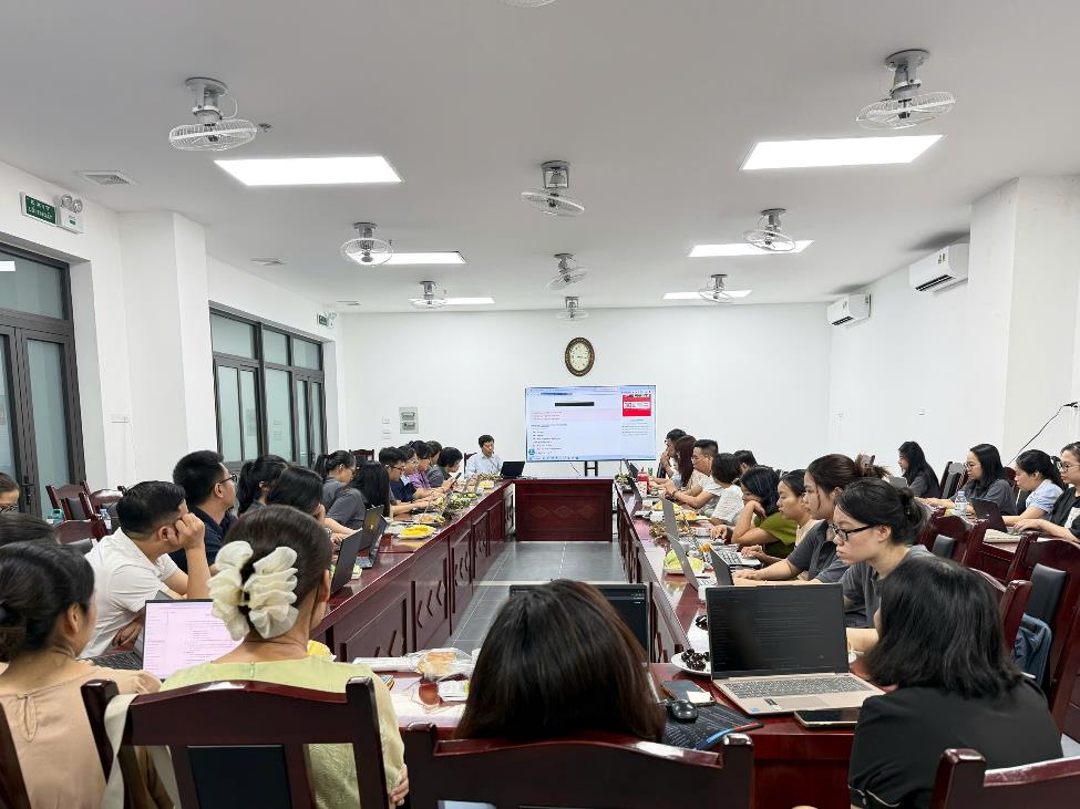 A group of people sitting in a room

AI-generated content may be incorrect.