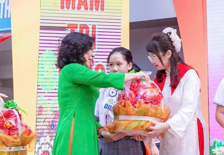 A group of women holding a large plastic bag of food

AI-generated content may be incorrect.