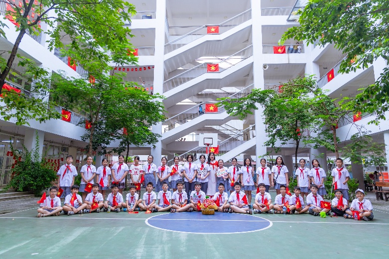 A group of people posing for a photo

AI-generated content may be incorrect.