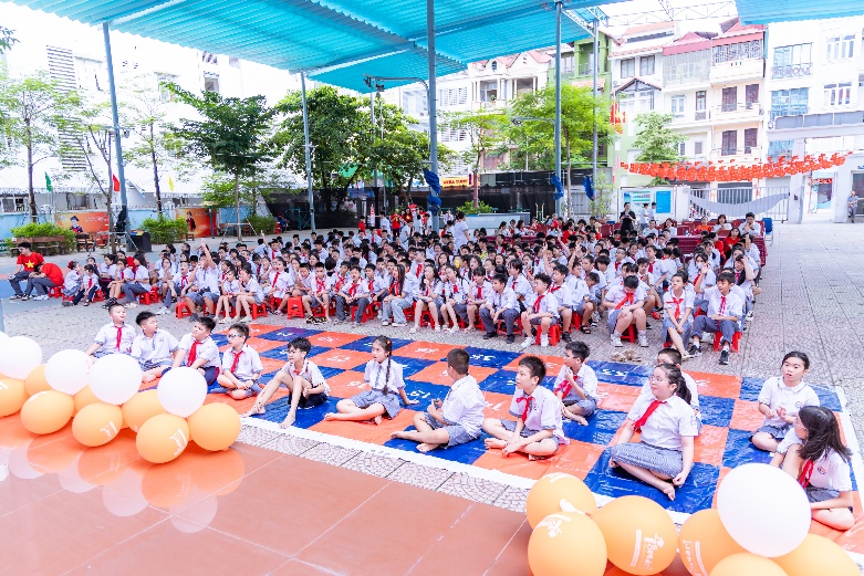 A group of children sitting on a checkered mat

AI-generated content may be incorrect.