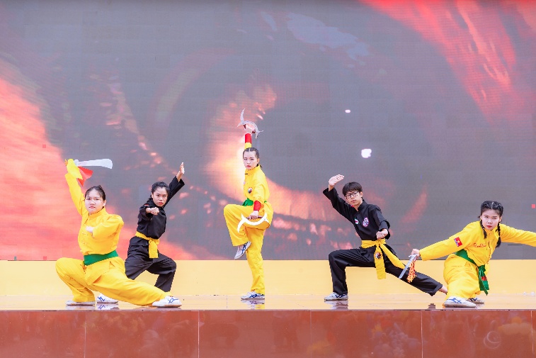 A group of people in yellow and black uniforms

AI-generated content may be incorrect.