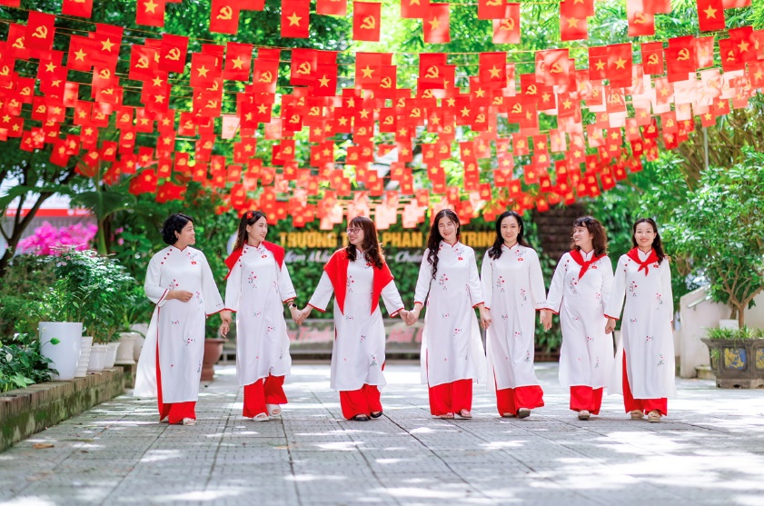A group of women in white dresses holding hands

AI-generated content may be incorrect.