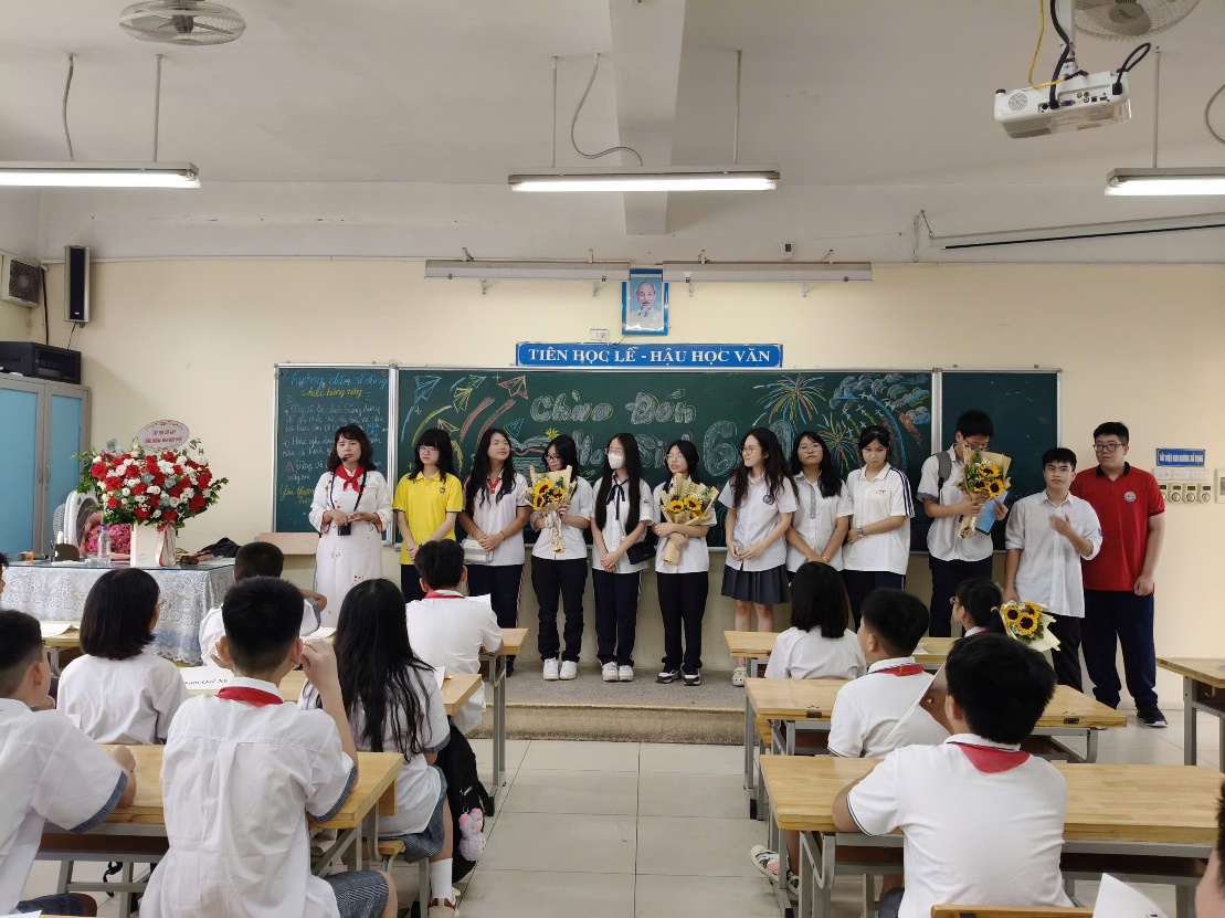 A group of students in a classroom

AI-generated content may be incorrect.