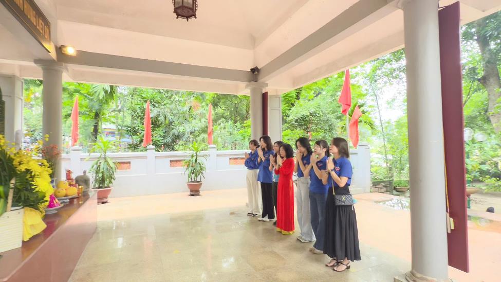 A group of women standing in a line

AI-generated content may be incorrect.