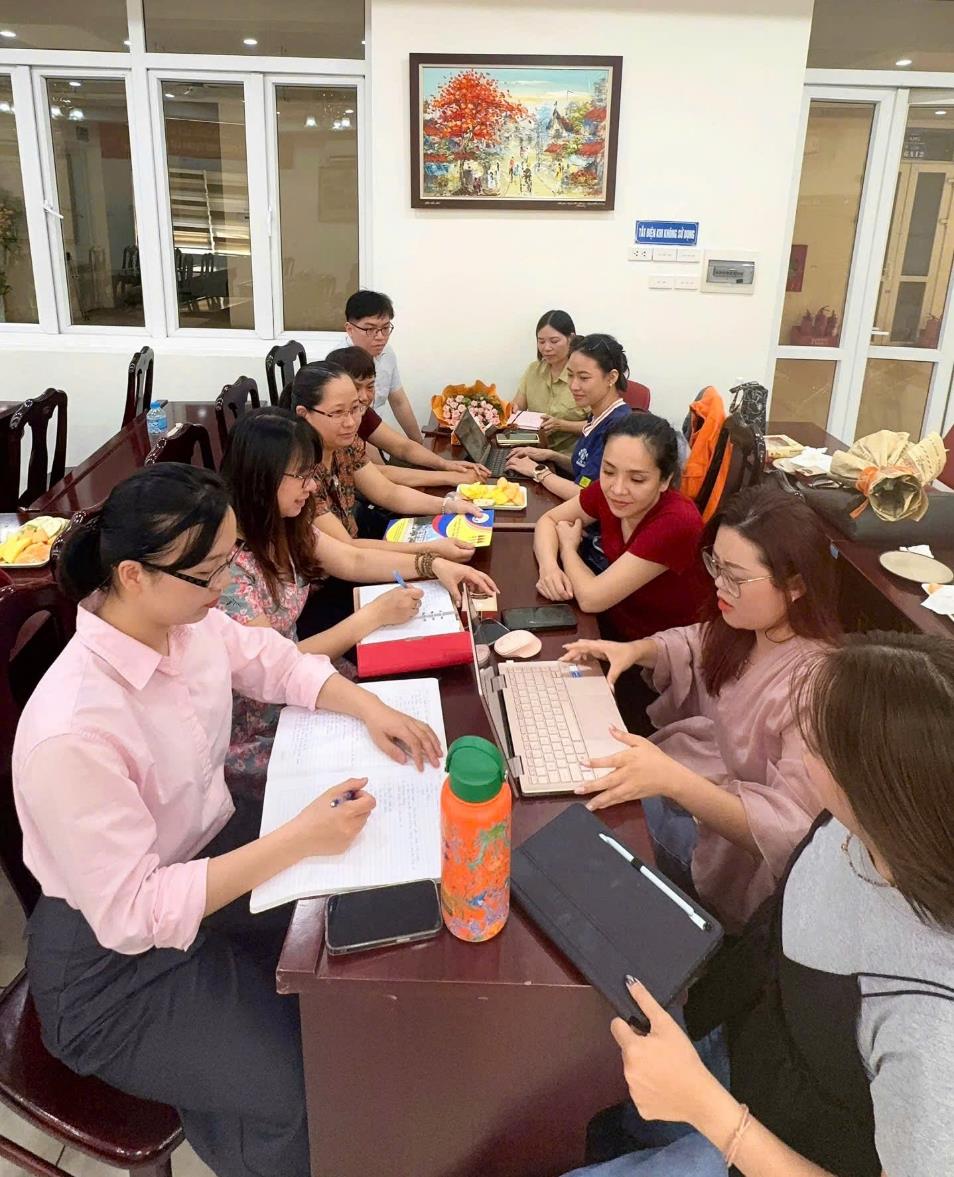 A group of people sitting around a table

AI-generated content may be incorrect.
