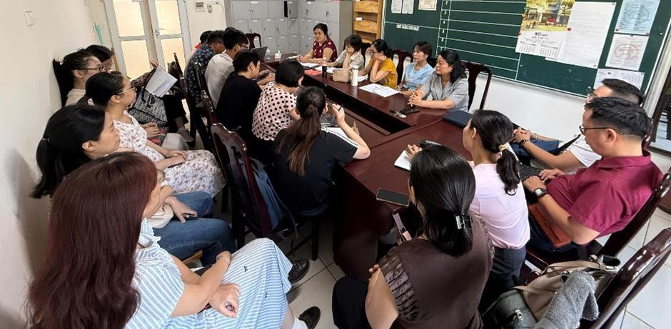 A group of people sitting at a table

AI-generated content may be incorrect.