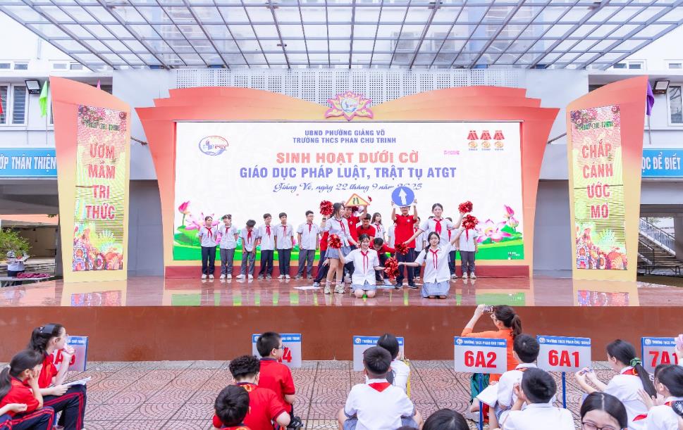 A group of children on a stage

AI-generated content may be incorrect.