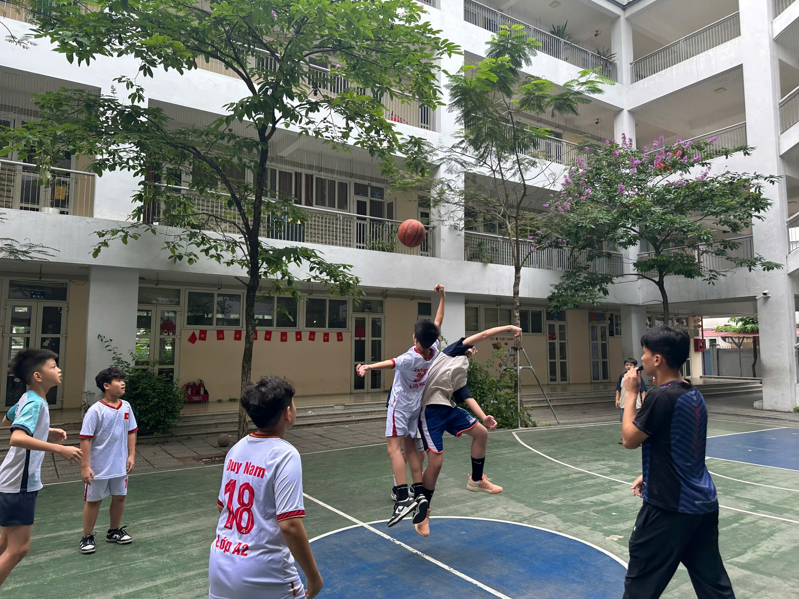 A group of people playing basketballAI-generated content may be incorrect.